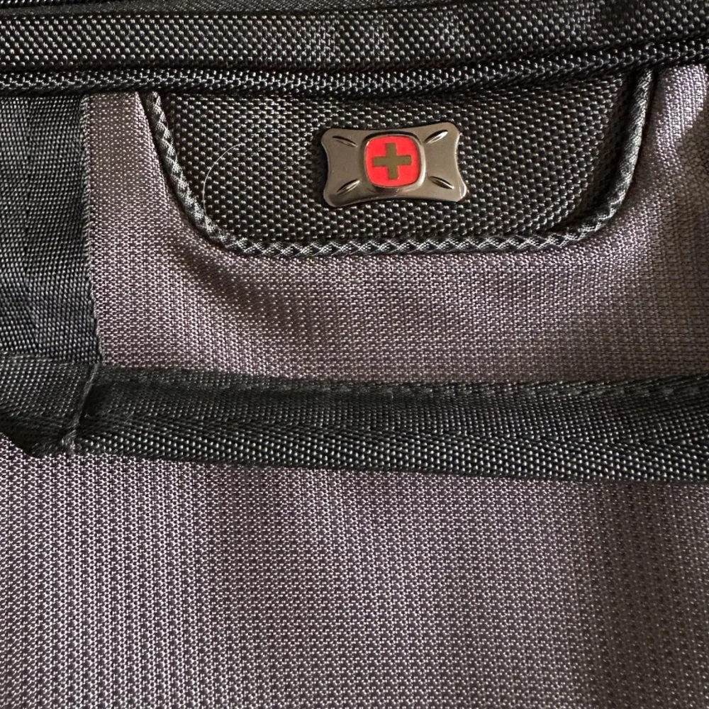 Swiss Gear Wenger The Pillar Messenger Shoulder Strap Laptop Bag